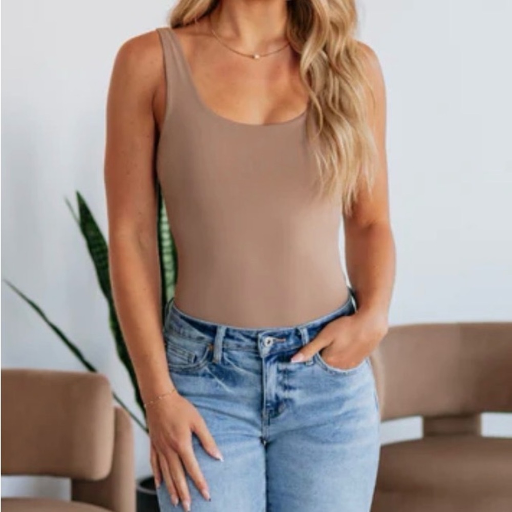 Sleeveless Scoop Neck Tank Top in Taupe
